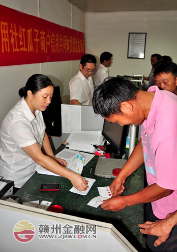 信丰农信社7000多万信贷资金扶持红瓜子产业发展