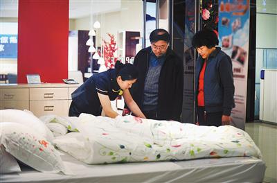 在知名品牌床上用品屡上黑榜的情况下,记者调查发现,网上销售的床上用品合格率更低。新京报记者 杨小嘉摄