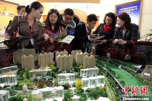 资料图：购房人咨询售楼工作人员。中新社发 汤彦俊 摄