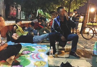 6月8日晚11时许，北京大学口腔医院门外的人行道上已排起长队，其中有20多人为兼职号贩子。A06-A07版摄影/新京报记者 大路 