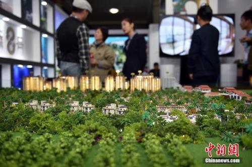 资料图：售楼人员向顾客介绍楼盘。 <a target='_blank' href='http://www.chinanews.com/' _fcksavedurl='http://www.chinanews.com/' ></table>中新网</a>记者 金硕 摄