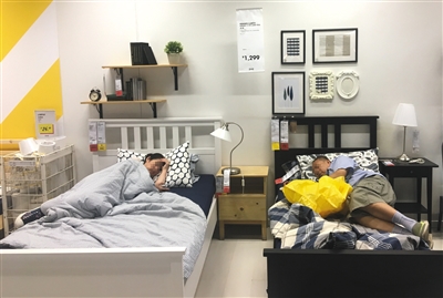 7月19日，在宜家西红门店床品销售区域两位市民正在休息。 新京报记者 王飞 摄