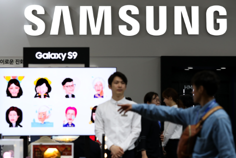 1529421955071032366.png 2018世界信息技术展览会在韩国首尔举行,三星手机在展览中。视觉中国