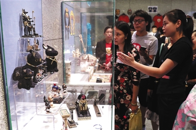 2017年7月，“大英博物馆百物展——浓缩的世界史”在上海博物馆展出。上海博物馆推出文创衍生品。