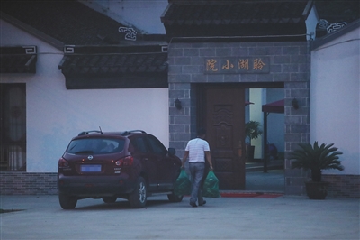 9月19日，苏州阳澄湖一农家乐的老板将消泾市场买来的兴化大闸蟹拎进店中，当作阳澄湖大闸蟹出售。