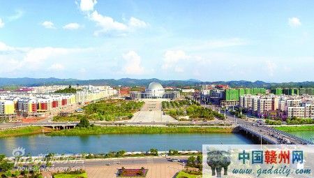 我市努力构建新型城镇化发展格局，城镇化建设驶上发展快车道。图为日新月异的南康市南水新区。