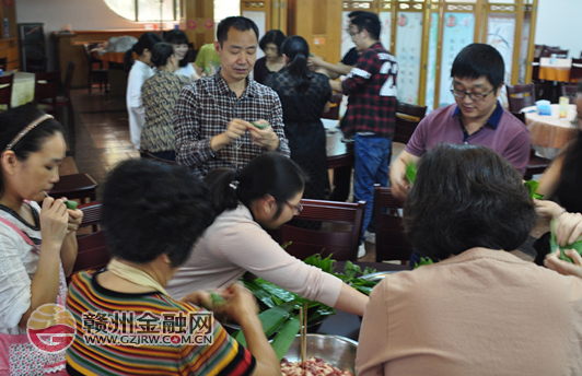 赣州人保财险组织员工包粽子庆端午节