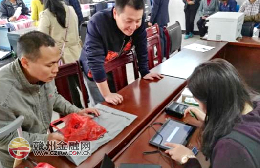 安远邮储银行推出移动展业 践行普惠金融