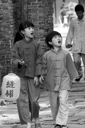 薪酬百元替童星跳河