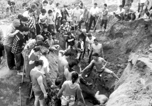 河南村落现古币引上百人抢挖：有人1天挖10多斤(图)