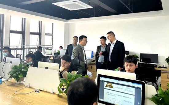 市政府金融办钟小刚深入赣州经开区调研企业上市和普惠金改工作