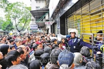 澳门换“龙钞”逼爆银行半昼大乱 市民凌晨排队